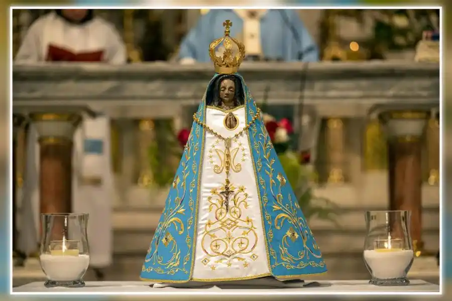 La Virgen de Luján luce las tres estrellas mundialistas en su nuevo manto