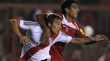 Argentinos sorprendió a River y hundió a Independiente