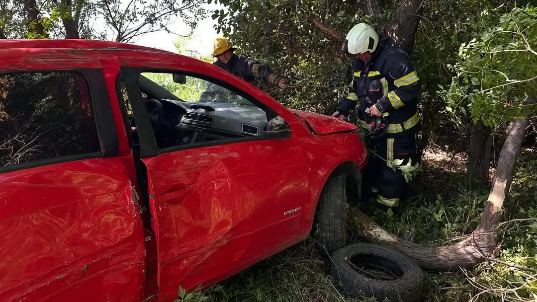 Bomberos rescataron a una mujer atrapada tras fuerte accidente
