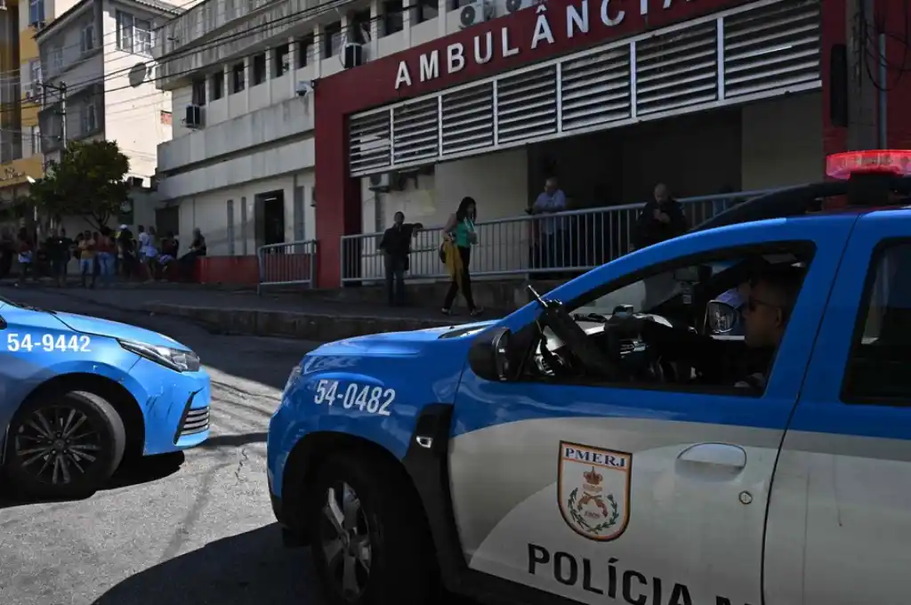 La policía militar de Brasil, frente a un hospital en Río de Janeiro, en otro caso de un crimen atribuido a bandas del narcotráfico. Foto: AFP