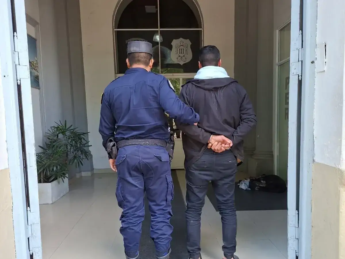 Robó una rueda de auxilio, intentó venderla en la calle y lo atrapó la Policía