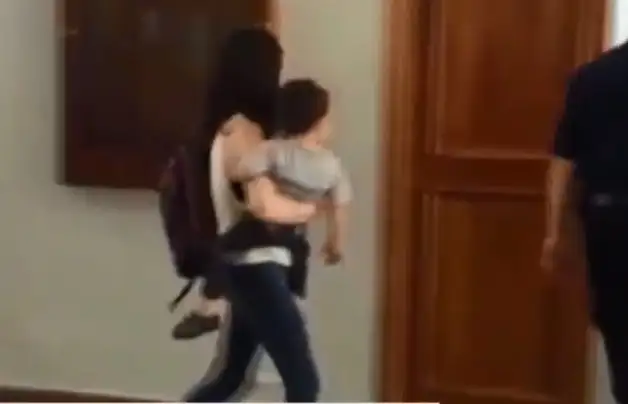 Fue a los tribunales para entregar a su hijo porque no puede mantenerlo