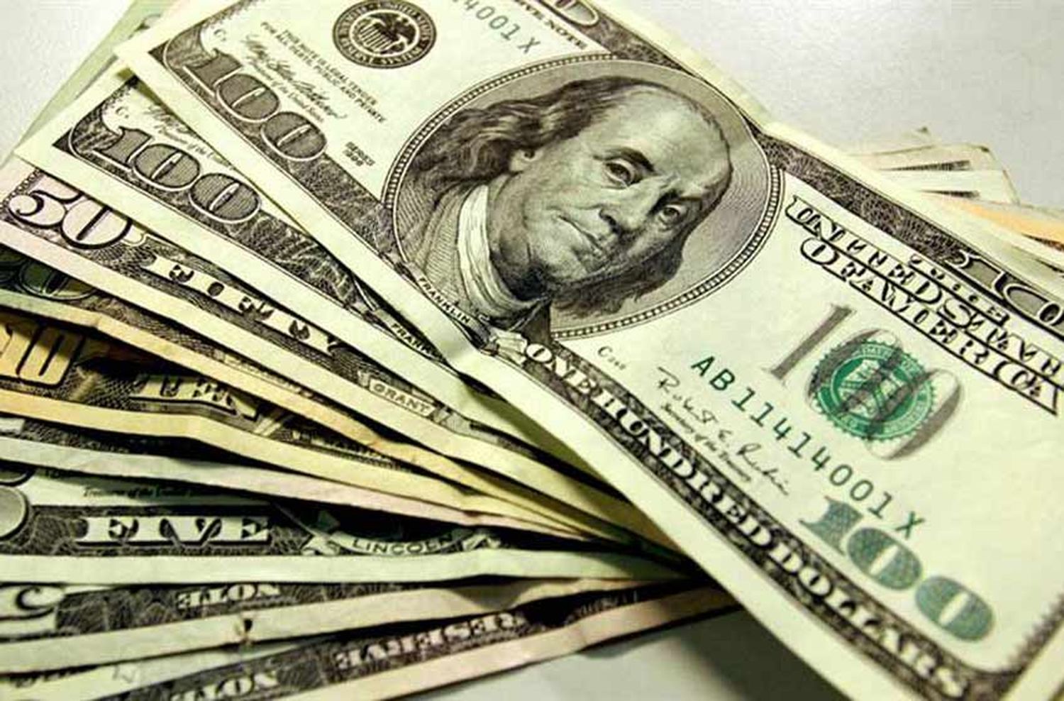 El dólar volvió a pasar la barrera de los $19