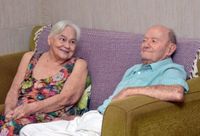 Tienen más de 90 años, se conocieron en un geriátrico y viven una historia de amor a su manera
