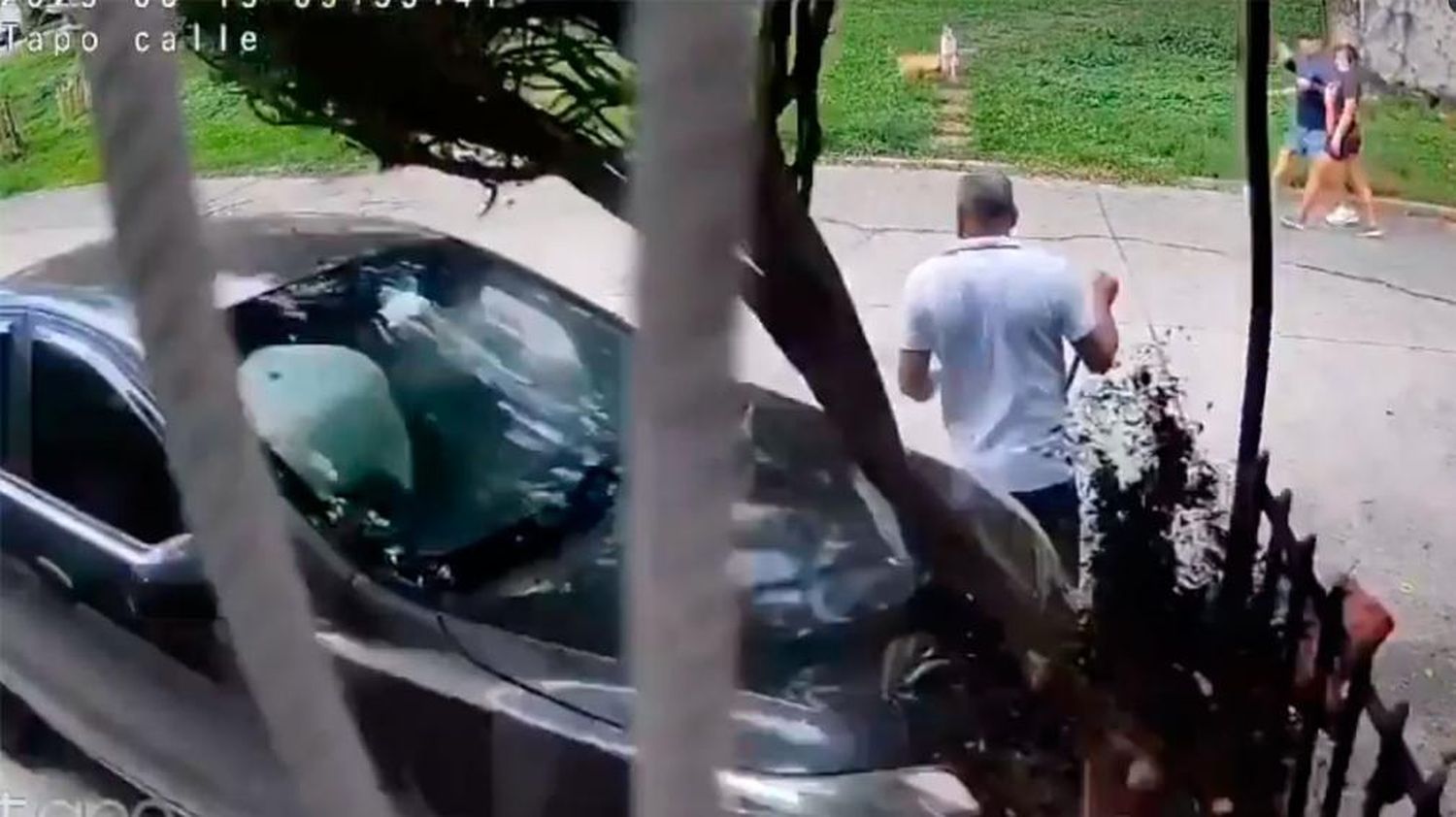 Increíble suerte: un hombre evitó ser atropellado por un auto fuera de control
