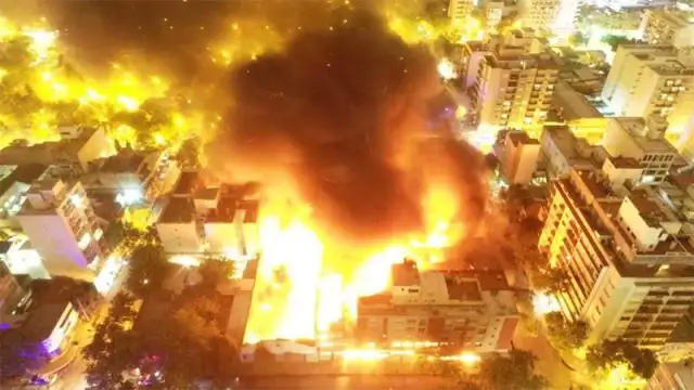 Incendio arrasó distribuidora en Mar del Plata y evacuaron edificios lindantes