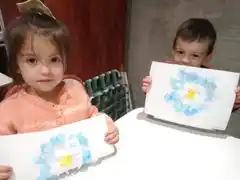 Los Jardineritos realizaron escarapelas recicladas