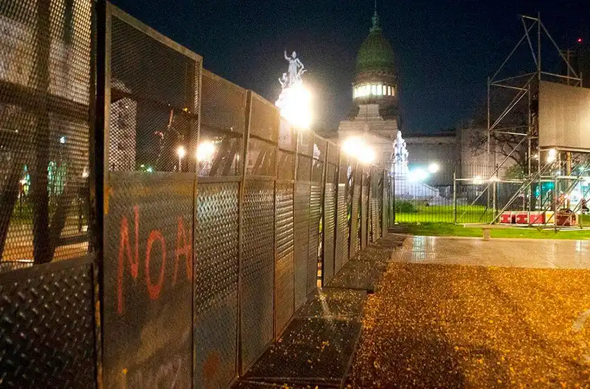 Comenzaron a colocar vallas en Congreso para ordenar manifestaciones a favor y en contra del aborto