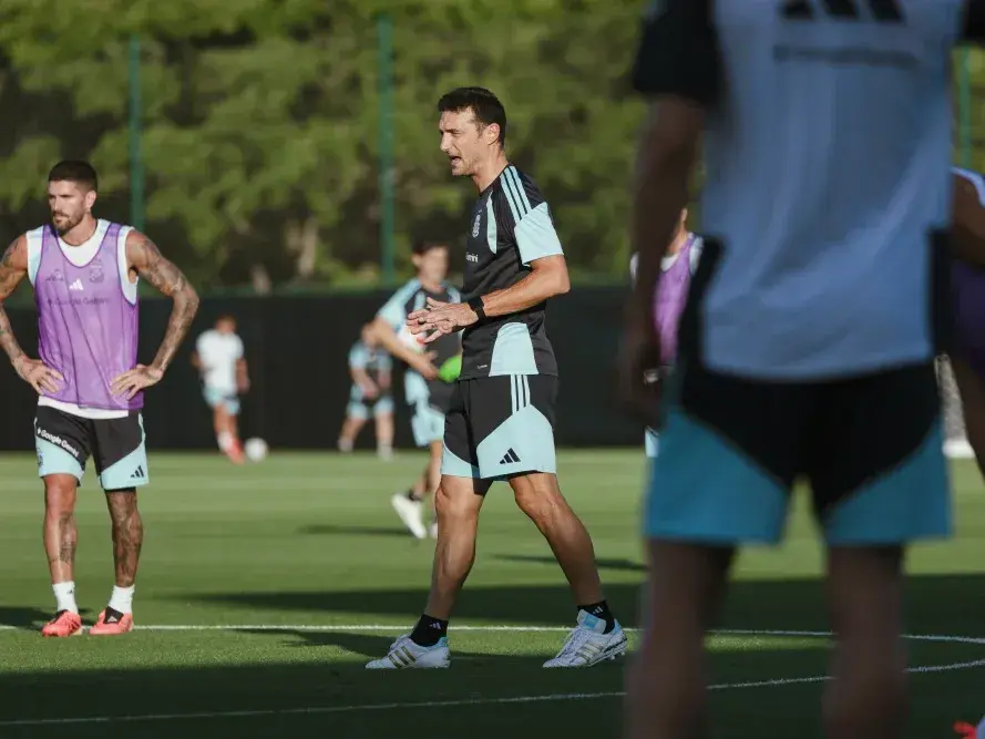 Scaloni al frente de un intenso primer entrenamiento con plantel completo en Kansas.Foot:AFA