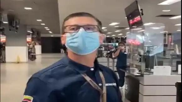 DENUNCIAN RACISMO: MIGRACIÓN COLOMBIA agrede físicamente a pasajero en Bogotá (+VIDEO)