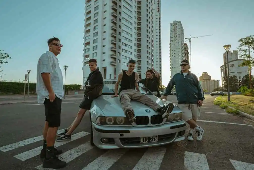 La banda groovera Calíope Family abre fronteras, firmó con Warner y presenta su disco