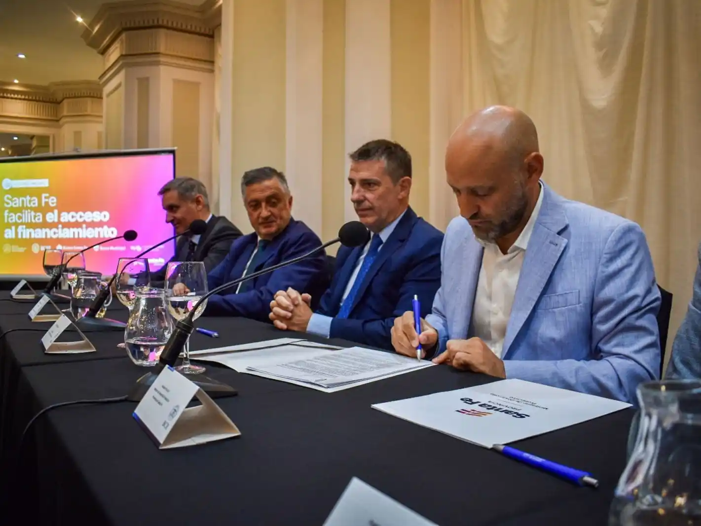 Puccini encabezó la firma del convenio.