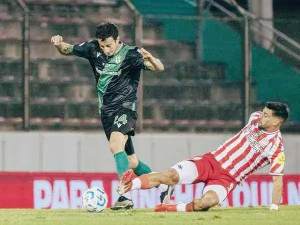 Banfield eliminó a San Martín 
de Tucumán y avanzó de fase