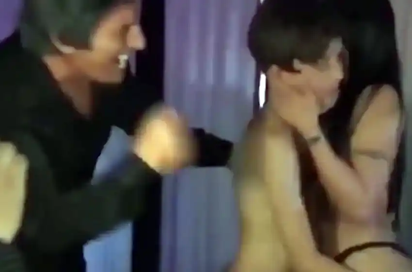 Padre le regala a su hijo de 12 un show con strippers