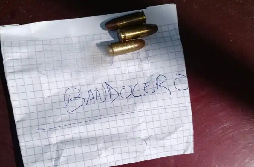 Le dejaron una carta con tres balas en la puerta de su casa: «Cada una tiene un nombre»