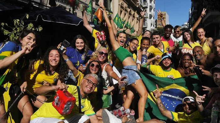 Hinchas brasileños celebraron el triunfo de su selección en la zona del Abasto