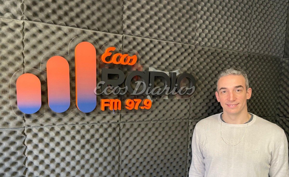 Agustín Apreda en las instalaciones de Ecos Radio