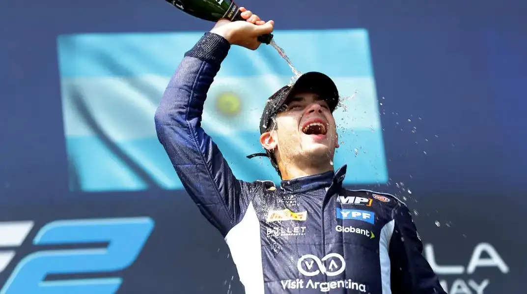 Luego de una maniobra impresionante en la última curva, Franco Colapinto ganó en la F2 en Imola