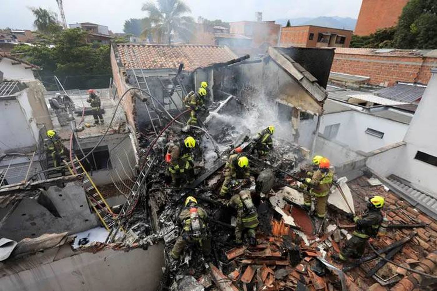 Cayó una avioneta en una zona residencial de Medellín: hay ocho muertos