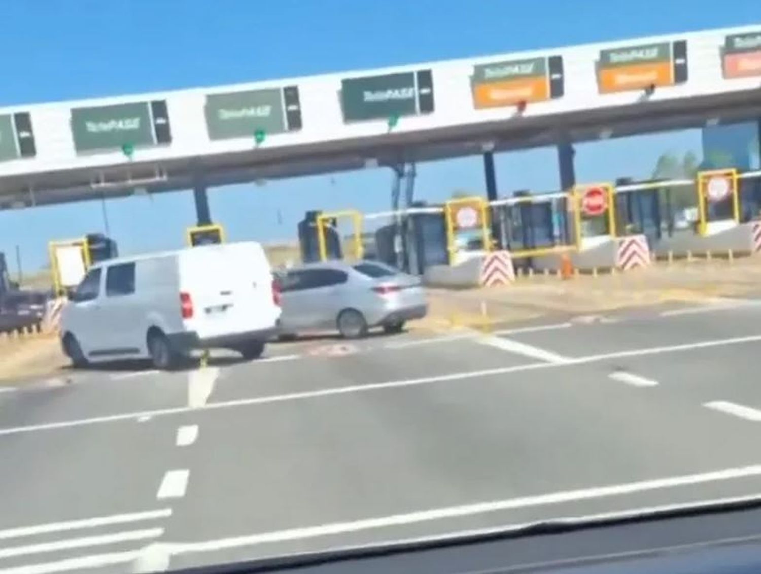 Increíble pelea de tránsito en la autopista: maniobras imprudentes, persecución y choque