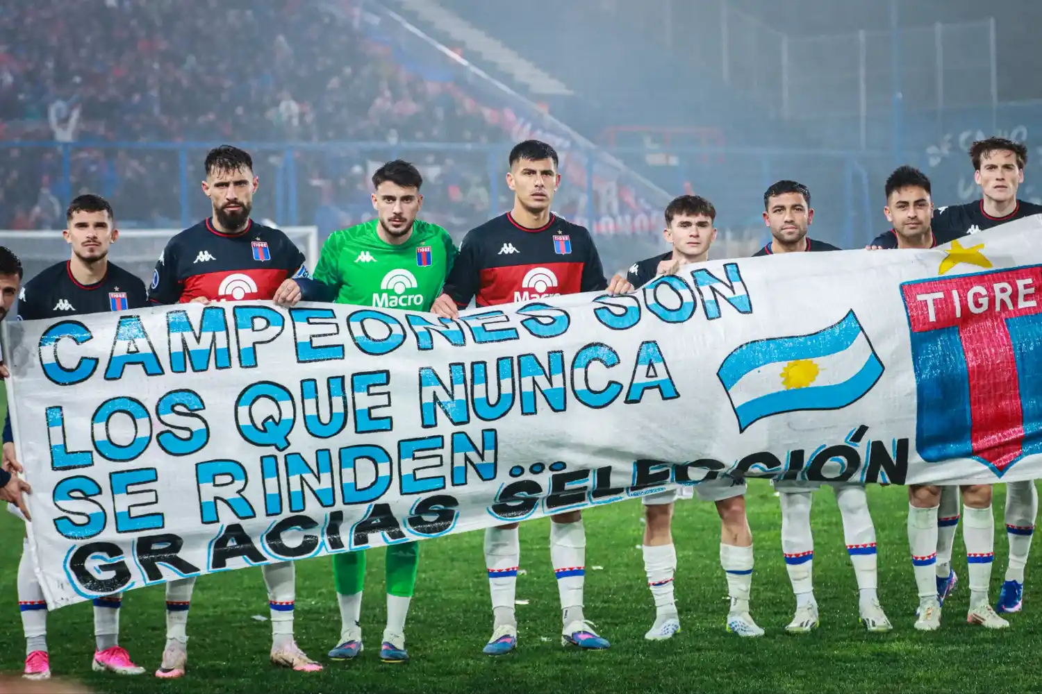 El Matador de Victoria salió a la cancha con una bandera en homenaje a la Selección Argentina