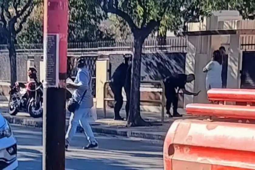 Encontraron casquillos frente a un colegio de Villa Gobernador Gálvez que había sido amenazado