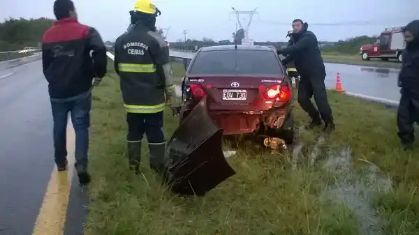 Pisó un espejo de agua y el auto despistó y chocó