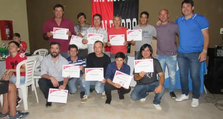 Los 28 nuevos entrenadores de la Liga Infantil recibieron su título