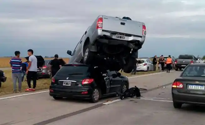 Una camioneta quedó "montada" al techo del auto sobre una autopista 