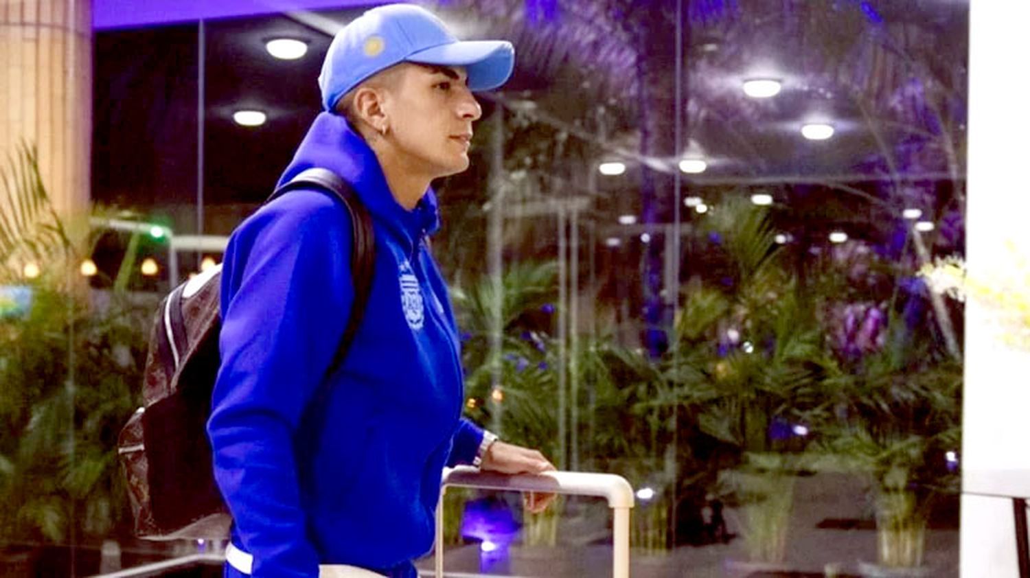Thiago Almada llegando a Maturín. El jugador de Botafogo podría ser titular ante Venezuela.