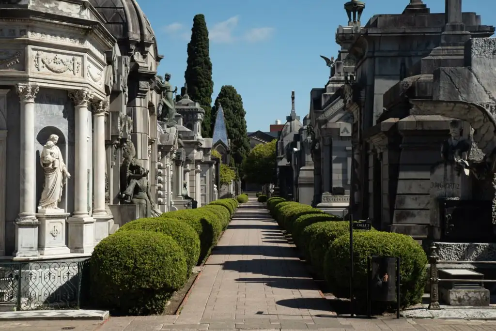 El recorrido girará en todo a la diversidad de sepulturas que se fueron construyendo en base a diversas costumbres, rituales, y tendencias constructivas y arquitectónicas.