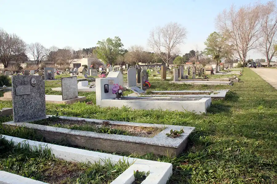 Intiman por deudas en el cementerio