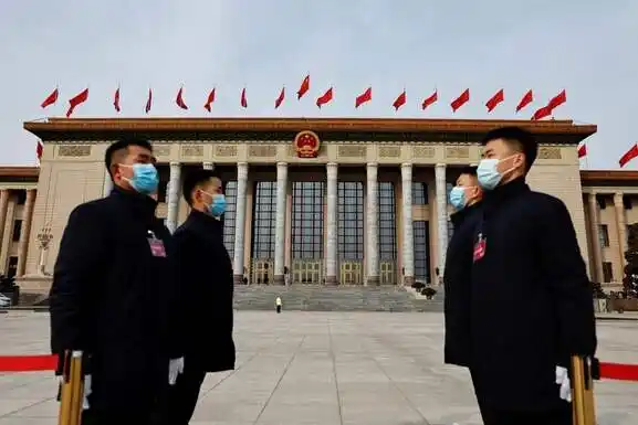 Guardias de seguridad montan guardia frente al Gran Salón del Pueblo el día de la sesión inaugural de la Conferencia Consultiva Política del Pueblo Chino (CCPPC) en Beijing, China 2024.