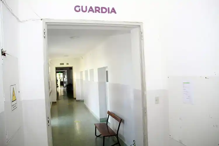 Concurrió al hospital y agredió a los guardias