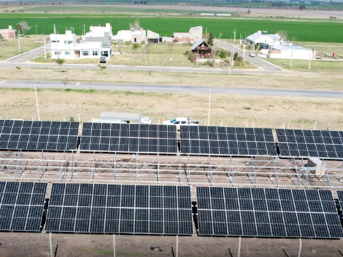 A un año de su inauguración, el parque solar de Enersa en Sauce Pinto equivale al consumo de 220 hogares