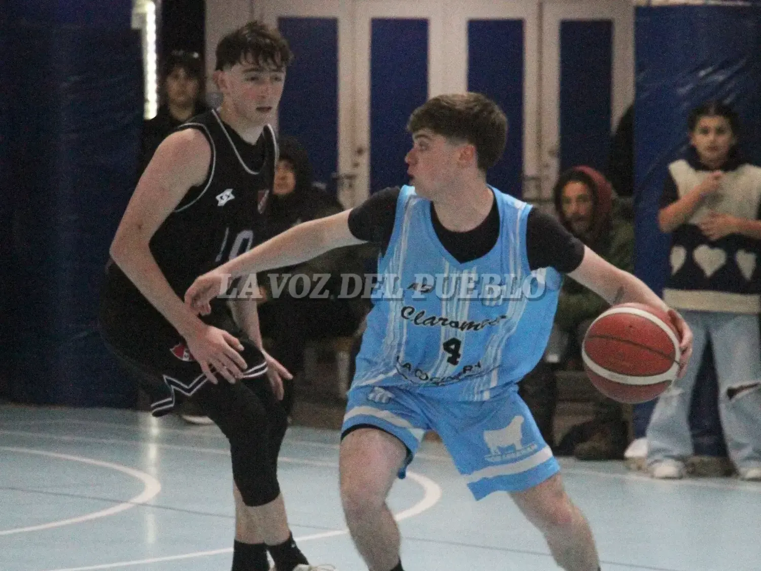Lucas Salguero trata de avanzar ante la marca de Joaquín Onzari