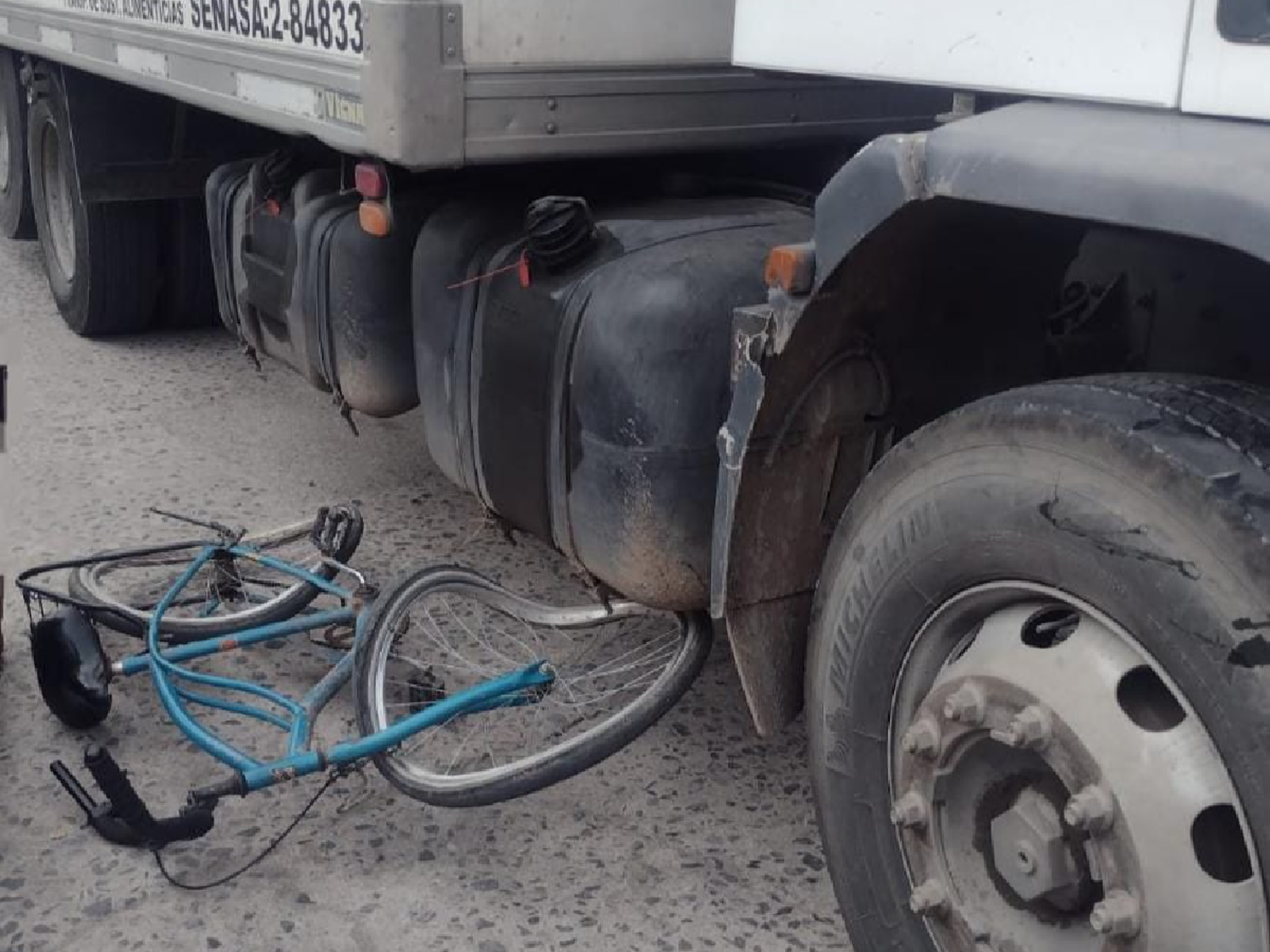 Una mujer de 69 años resulto lesionada por un choque entre una bicicleta y un camión