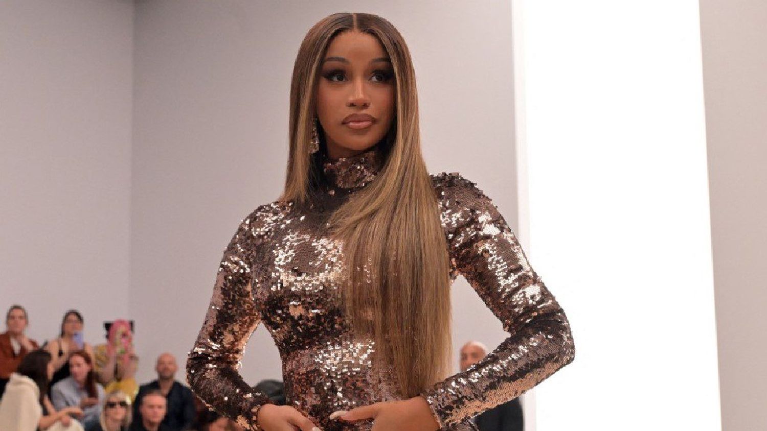 Investigan a Cardi B por lanzar un micrófono al público