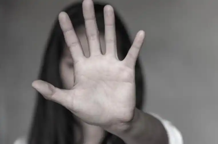 SUJETO RECIÉN SALIDO DE LA CÁRCEL le dio una paliza a su pareja porque no se dejó revisar el celular