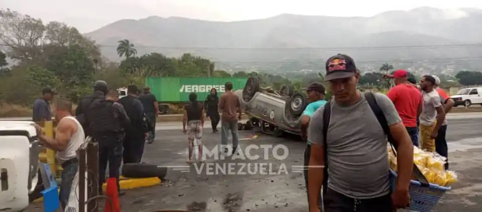 ¡LLUVIAS GENERAN ACCIDENTES EN LA ZONA CENTRAL DEL PAÍS! Muere  un policía al volcar patrulla en la ARC