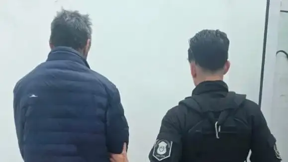 Con la orden de detención correspondiente, el personal concretó el procedimiento en un domicilio ubicado en Piccirilli al 1100.
