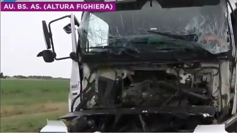 Accidente entre dos camiones en la autopista Rosario-Bs As