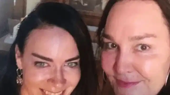 Se sacó una "selfie" y vio un paranormal detalle en el espejo