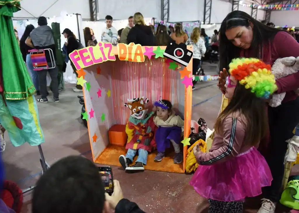 Crespo celebró el Día de la Niñez con juegos, música, espectáculos y una feria emprendedora