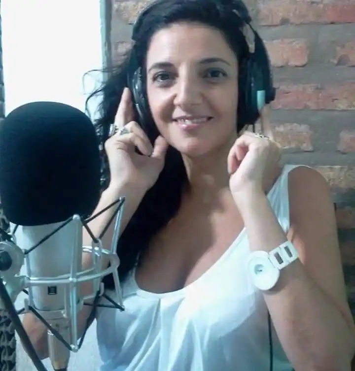 El dueño de una radio la agredió brutalmente al aire y los oyentes llamaron al 911