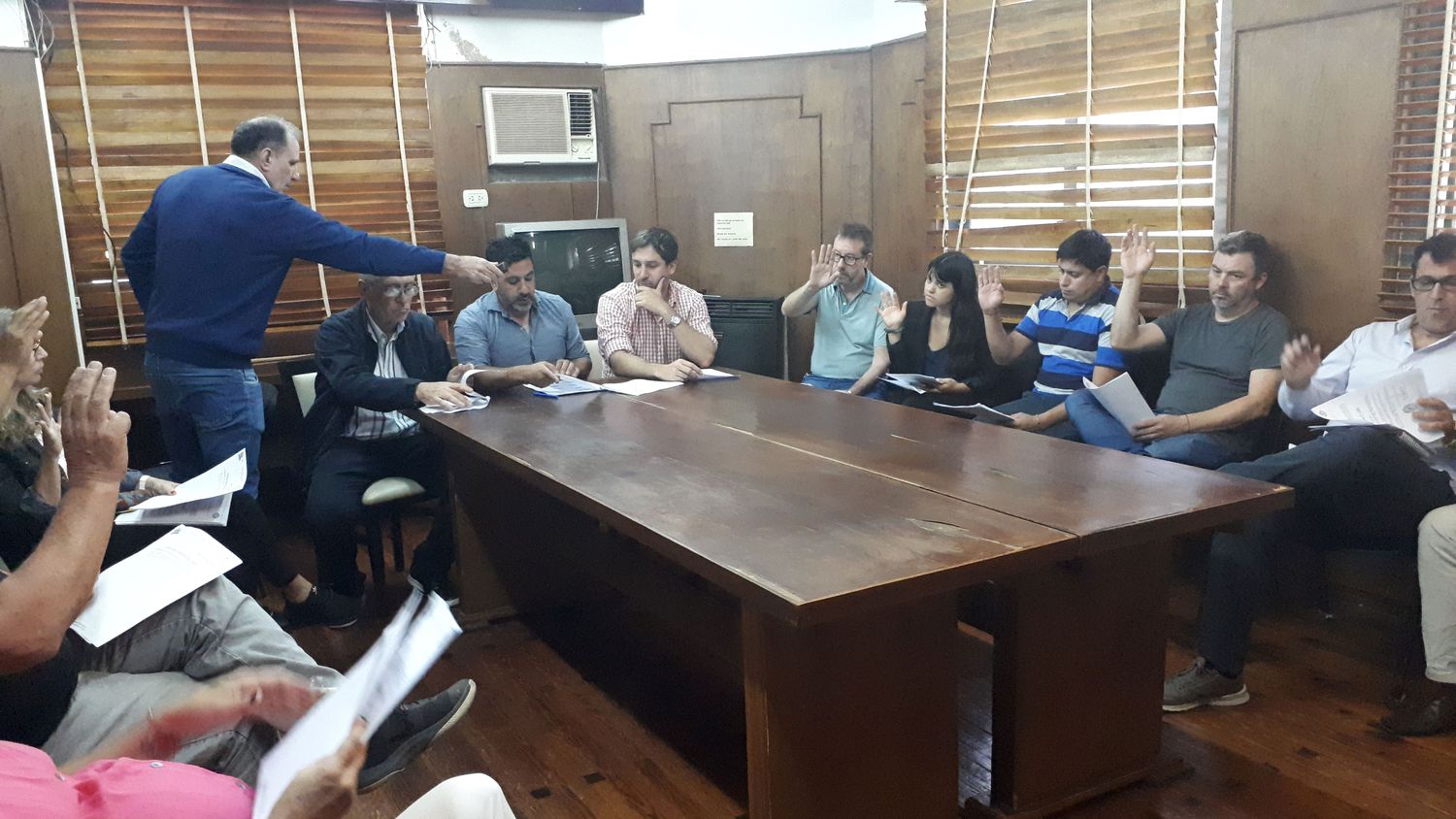 Los concejales de San Pedro, en la sala de reuniones de comisión.