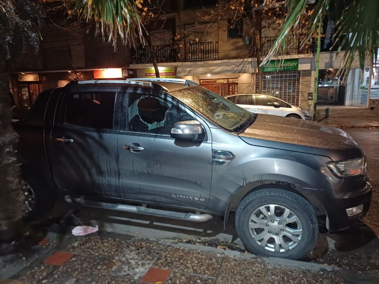 Atrapan a una pareja que rompió los vidrios de dos camionetas para robar