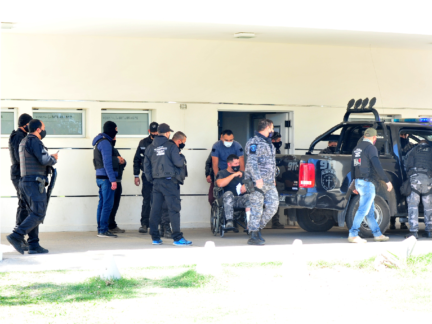 Acapulco: allanamiento, un policía herido, detenidos y fuga
