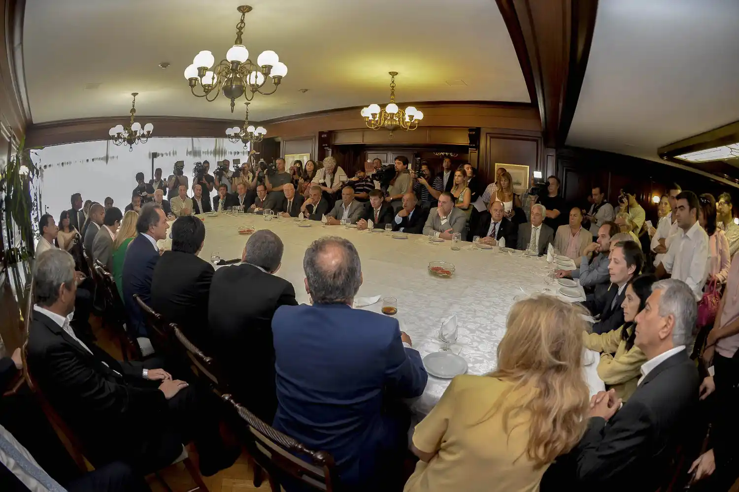 Ley Hábitat: Scioli anunció obras para 40 municipios y aprovechó para criticar a Macri