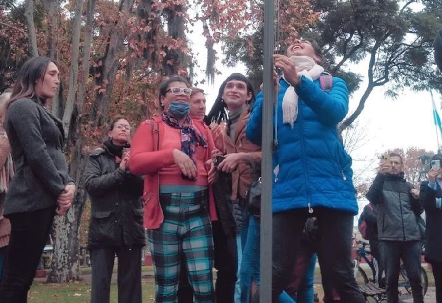 Se izó la bandera de la diversidad en la plaza San Martín